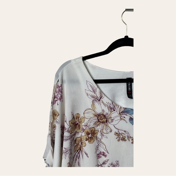 1134. COLORI SLIT SLEEVE‎ BLOUSE OFF WHITE IN COLOR MULTICOLORED FLORAL PATTERN - Picture 3 of 10